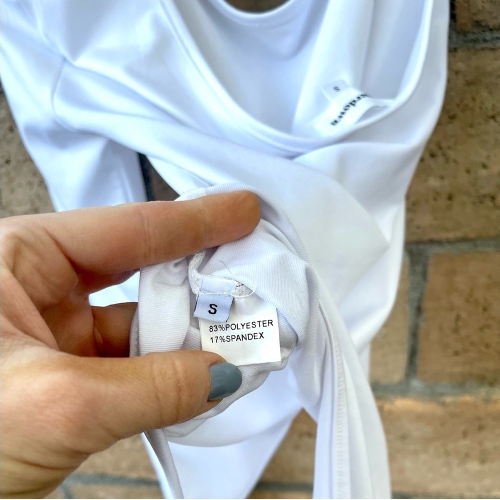 Superdown Revolve One Sleeve Long Sleeve White Bodysuit Size Small - Picture 4 of 6